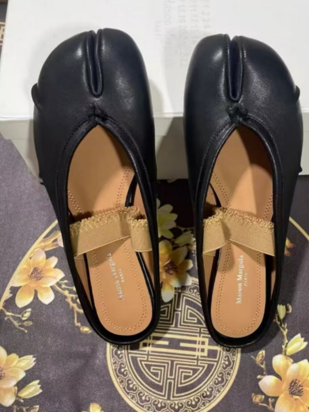 Black leather split-toe mules
